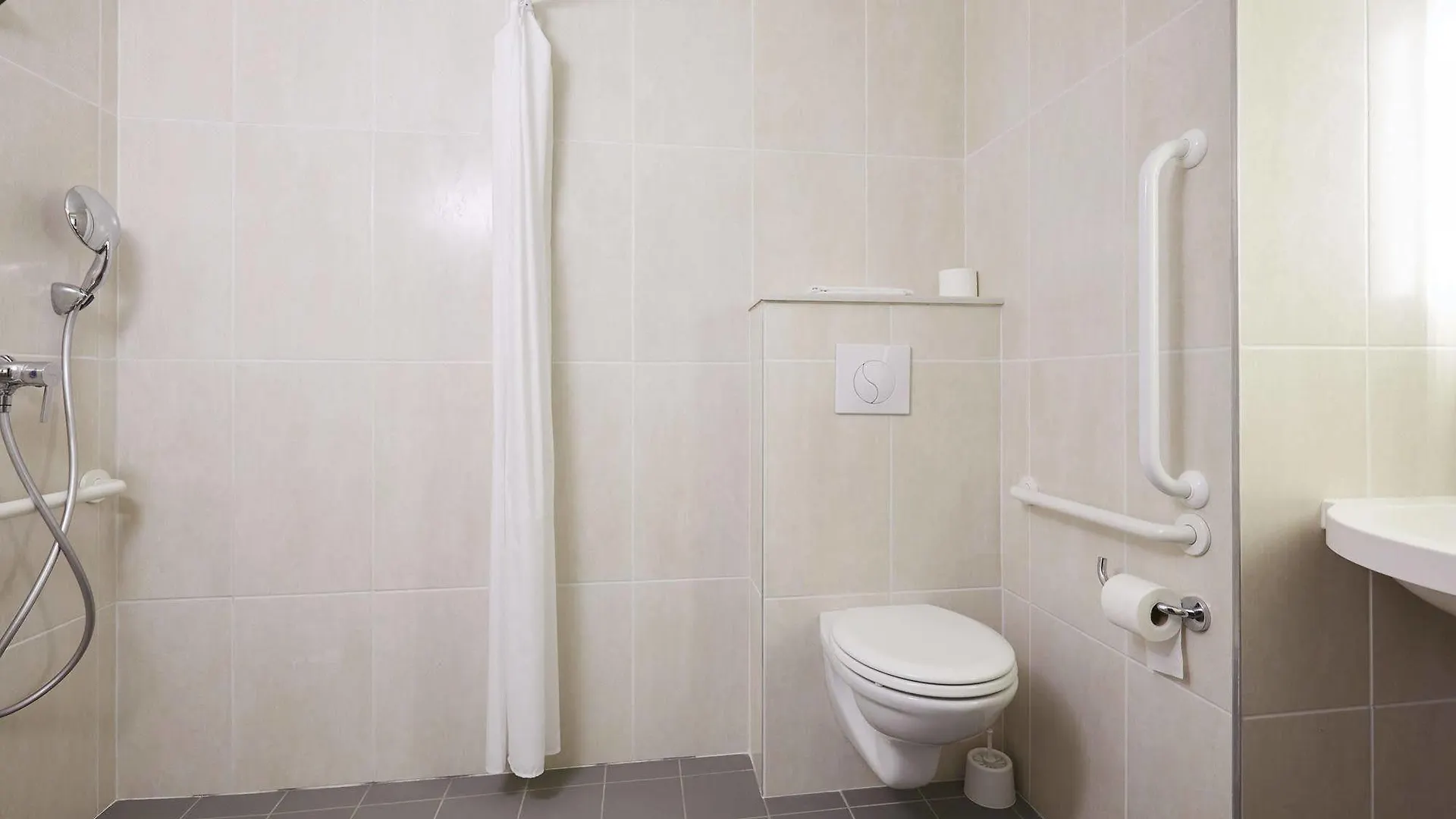 B&B Hotel Paris לה בורז'ה 3*,  צרפת